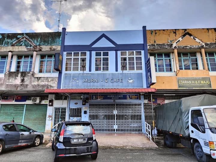 โฮมสเตย์ตั้งอยู่ที่ชั้น 2 ของ Shoplot ต้องปีนบันได (มีห้องเตียงคู่และห้องสำหรับสามท่านพื้นที่เตรียมอาหารขนาดเล็ก)