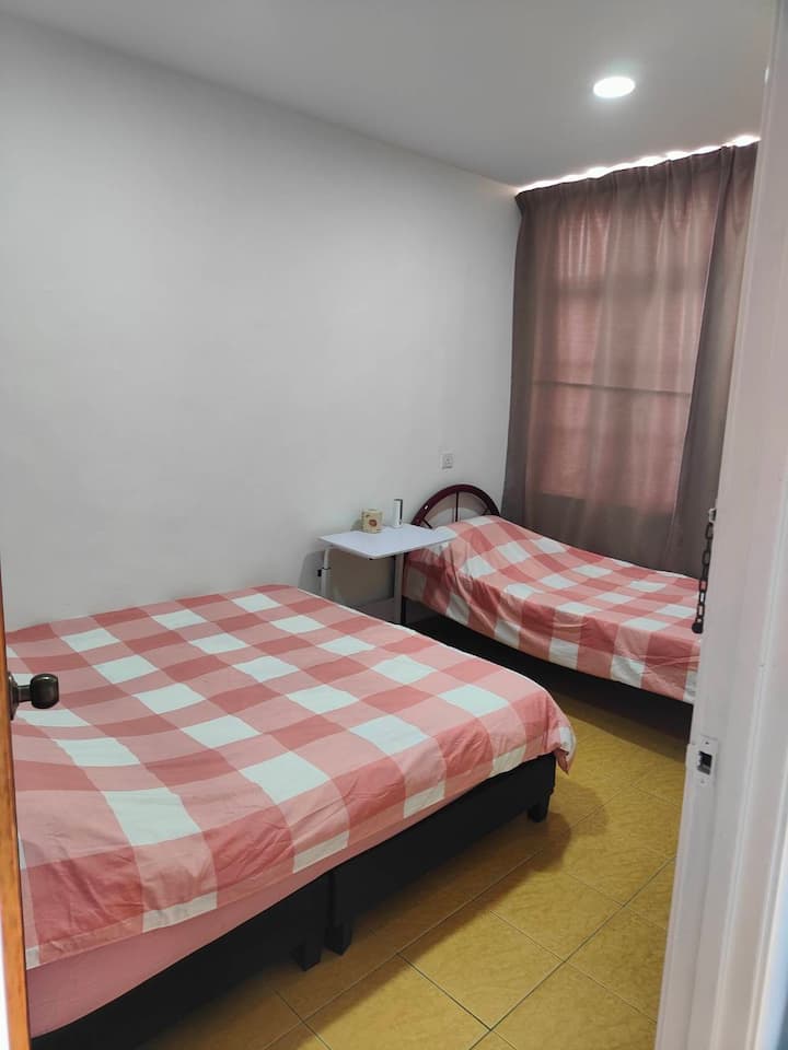 ชั้น 2 shoplot, Triple room, Rm65/night