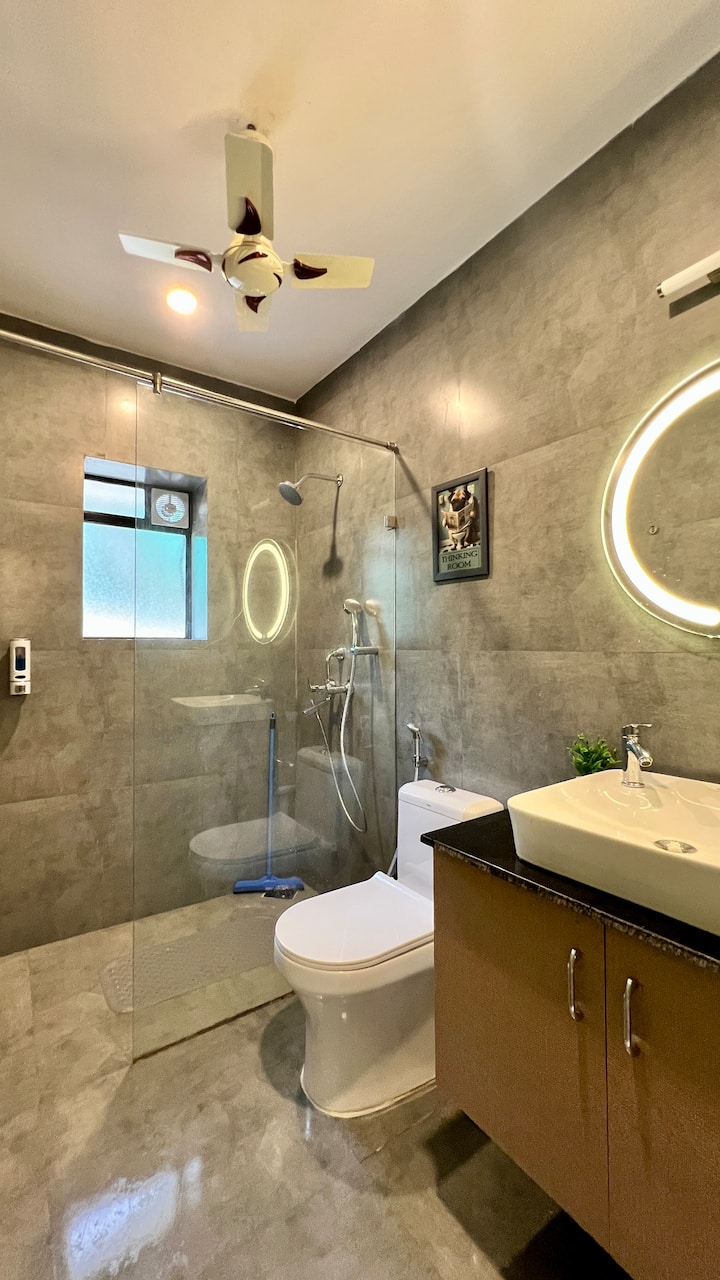 Full bathroom 3 image 3