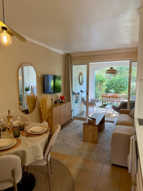 Popular Airbnb listing: Casa Lamezia - T2 Glycines 2057 - The Restanques in Grimaud