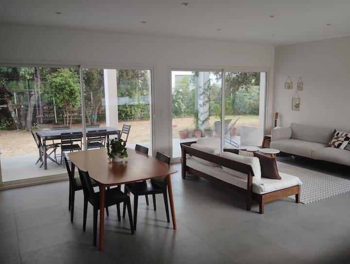 Plain-pied Contemporain Avec Jardin Et Piscine - Castries