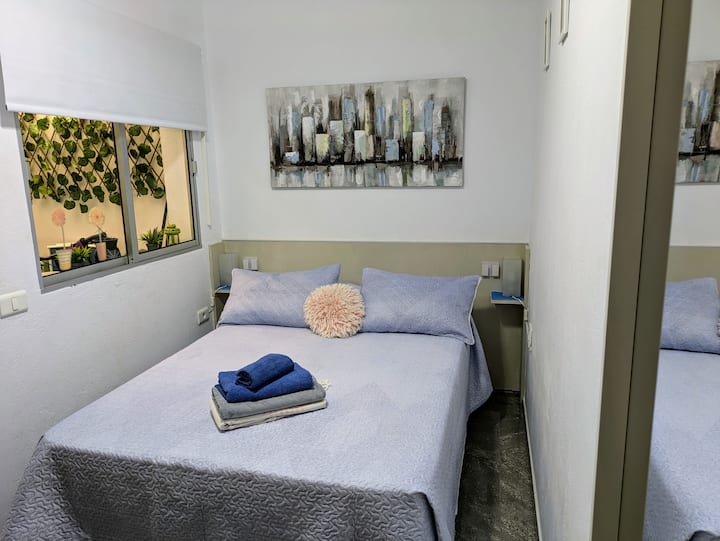 Chumba cha kulala kilicho na kabati kubwa na karibu na baraza