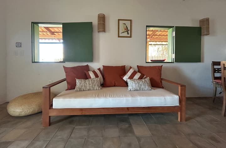 El sofá en la sala de estar se puede transformar en una cama, colchón tamaño individual estándar. Proporcionamos sábanas y almohadas.