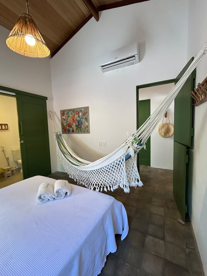Suite familiar ideal para una pareja con niños. Tiene capacidad para 5 personas, con 1 cama tamaño queen, 2 colchones en el suelo y 1 hamaca. 
Aire acondicionado de 12.000 BTU, ambiente silencioso con iluminación ajustable.