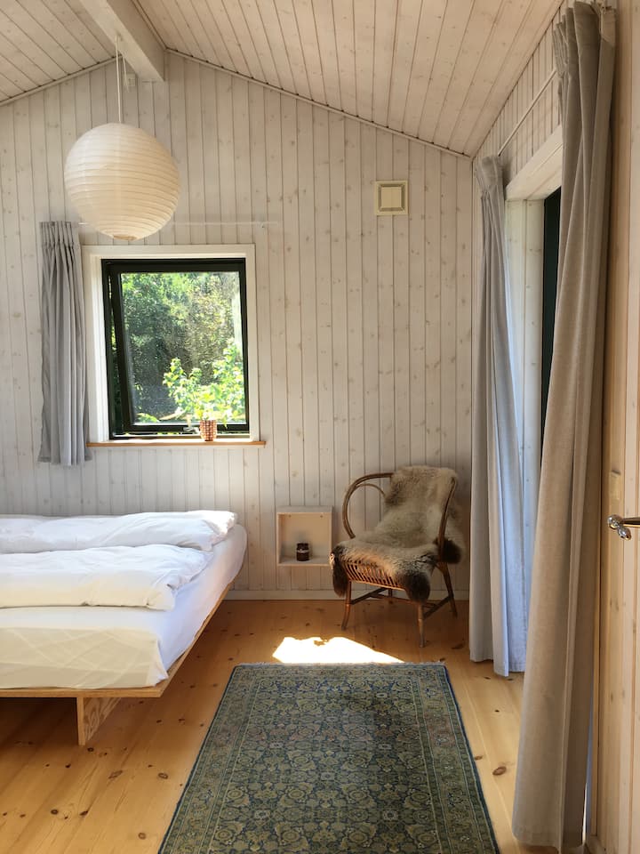 Спалня с прозорец на покрива и достъп до терасата 