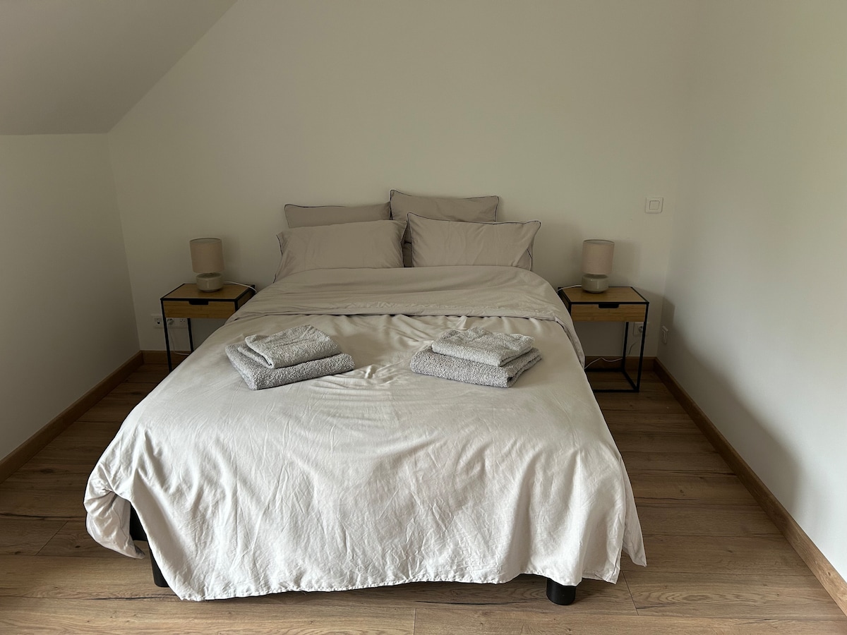 2e Chambre au 1er étage - Lit double 140x190cm
