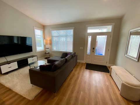 Top performing Airbnb: Modern Home near Beach & Hospital w/ Hot Tub in Central Okanagan