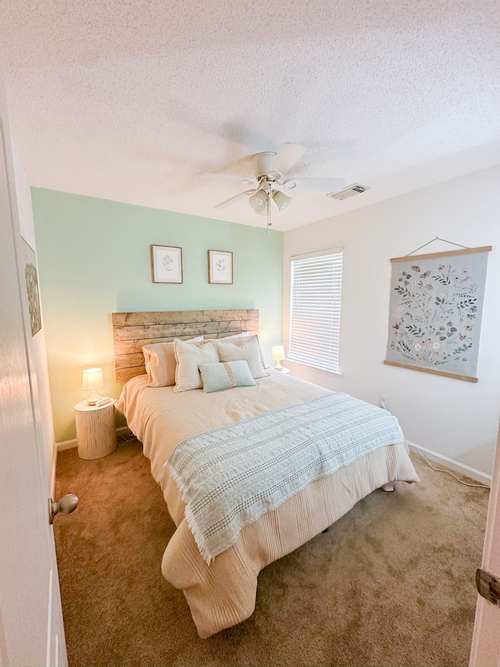 Posteľ s manželskou posteľou Queen