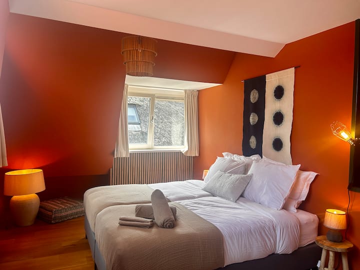 ห้องนี้มีเตียงเดี่ยว 2 เตียง (90x200) ที่สามารถใช้เป็นเตียงคู่ 1 เตียงหรือเป็นเตียงเดี่ยว 2 เตียงแยกกันได้ 