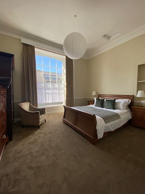 Central 2-Bed Apartment With Beautiful Views
