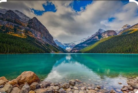 Popular Airbnb listing: 3 BdR Suite in Calgary - enjoy Rockies, Lac Louise in Evanston