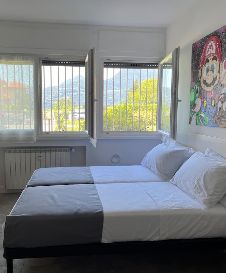 Deux lits simples 90x200 cm avec draps en coton percale Dalfilo. 
Volets électriques, grilles et moustiquaires.
Il rend le séjour frais (si vous ne voulez pas allumer la climatisation disponible) et à l’abri des insectes.
