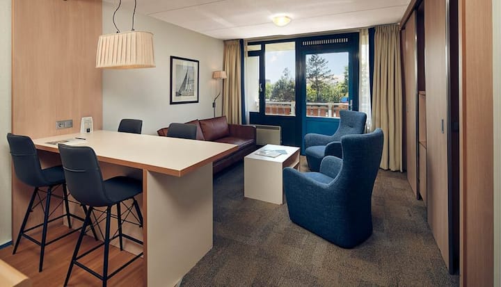 Bask In Comfort: Balcony Room Near Trails - Ameland