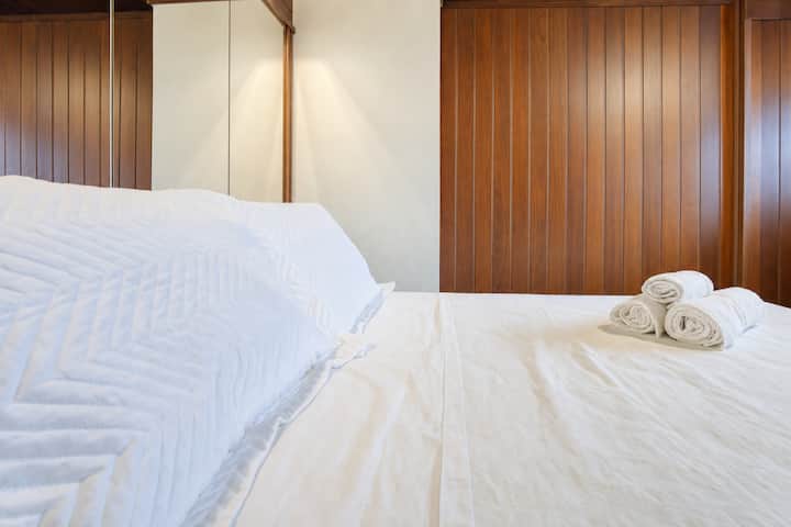 Linge de maison (draps, serviettes et couverture) disponible moyennant des frais de blanchisserie modiques : détails dans la description de l'annonce. Les oreillers sont fournis gratuitement et il n'est pas nécessaire de les demander.