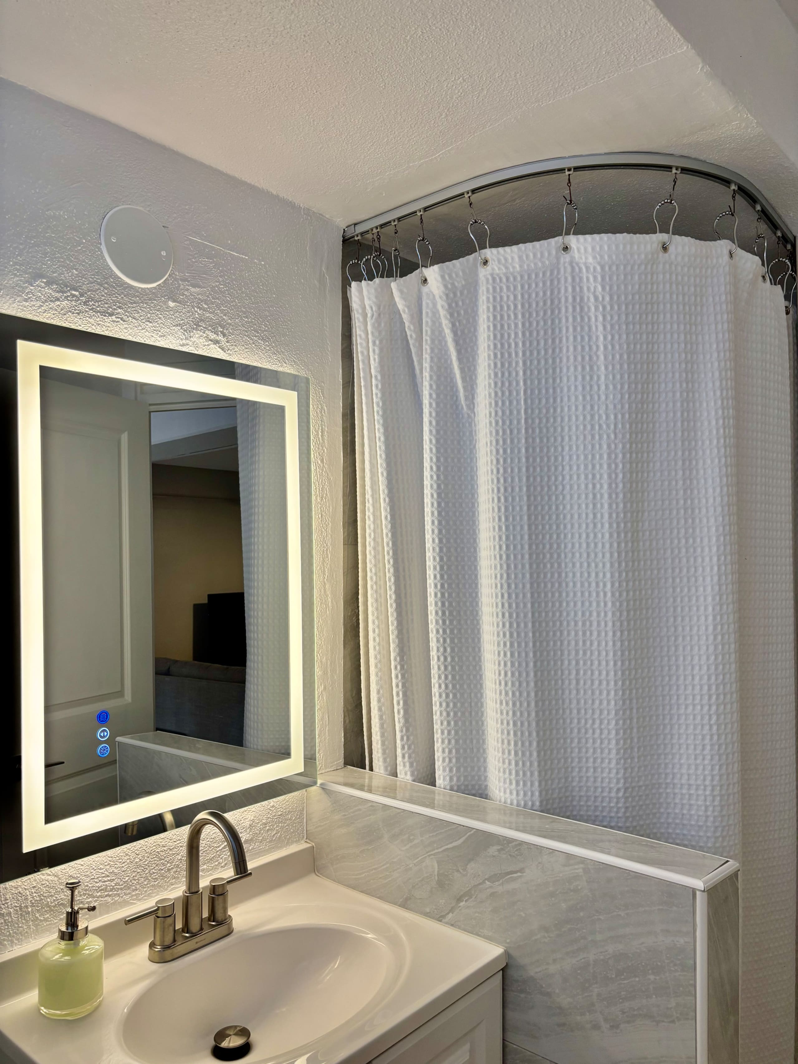 Condo in Honolulu · ★4.68 · 1 bedroom · 2 beds · 1 private bath - Image 18