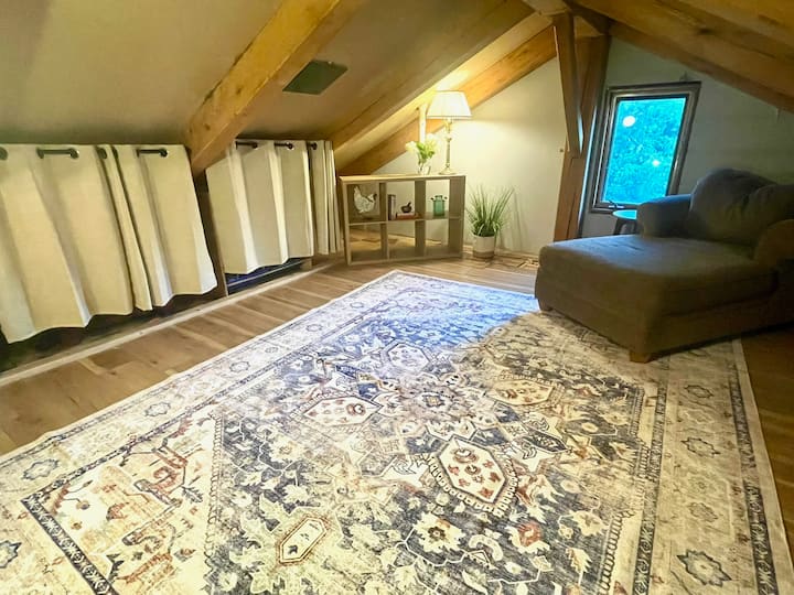 Loft s nízkym stropom, vrátane nafukovacieho matracu pre ďalších hostí