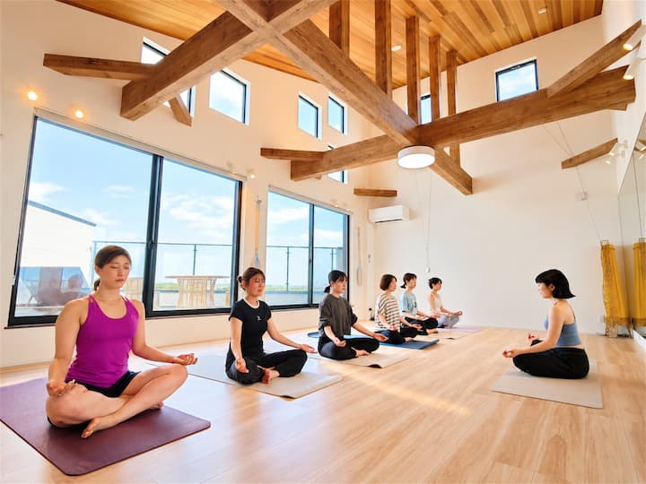 [Newly built 254 m²] Riverside house with ocean views, yoga & seminar room, table tennis room…