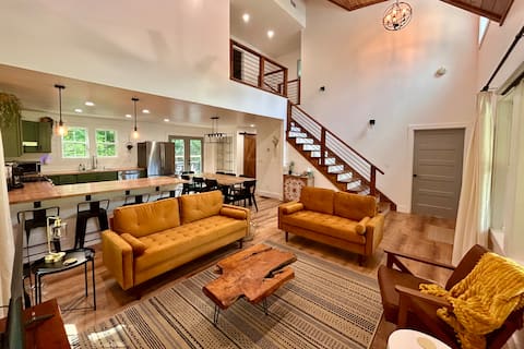 Successful Airbnb property: Private Pickleball Court, Gym, Arcade, & Hot Tub! in Dahlonega