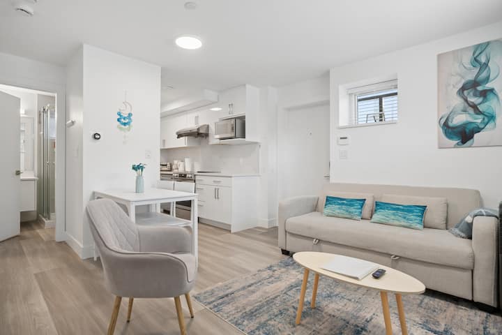 Perfect Vancouver Travel Hub For Couples Or Family - Vancouver