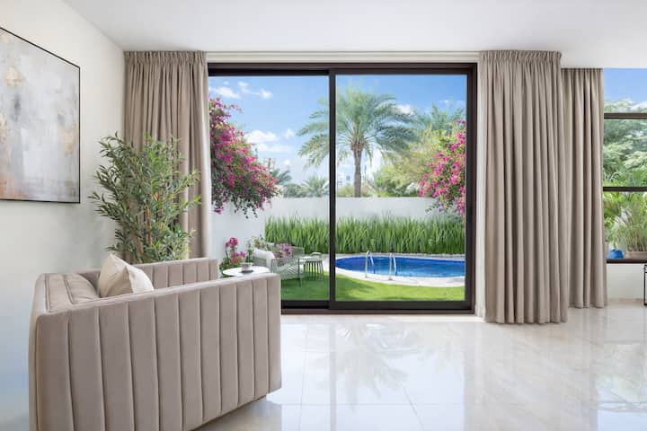 Spectacular 5-bed Luxx Family Private Pool Villa - Dubai