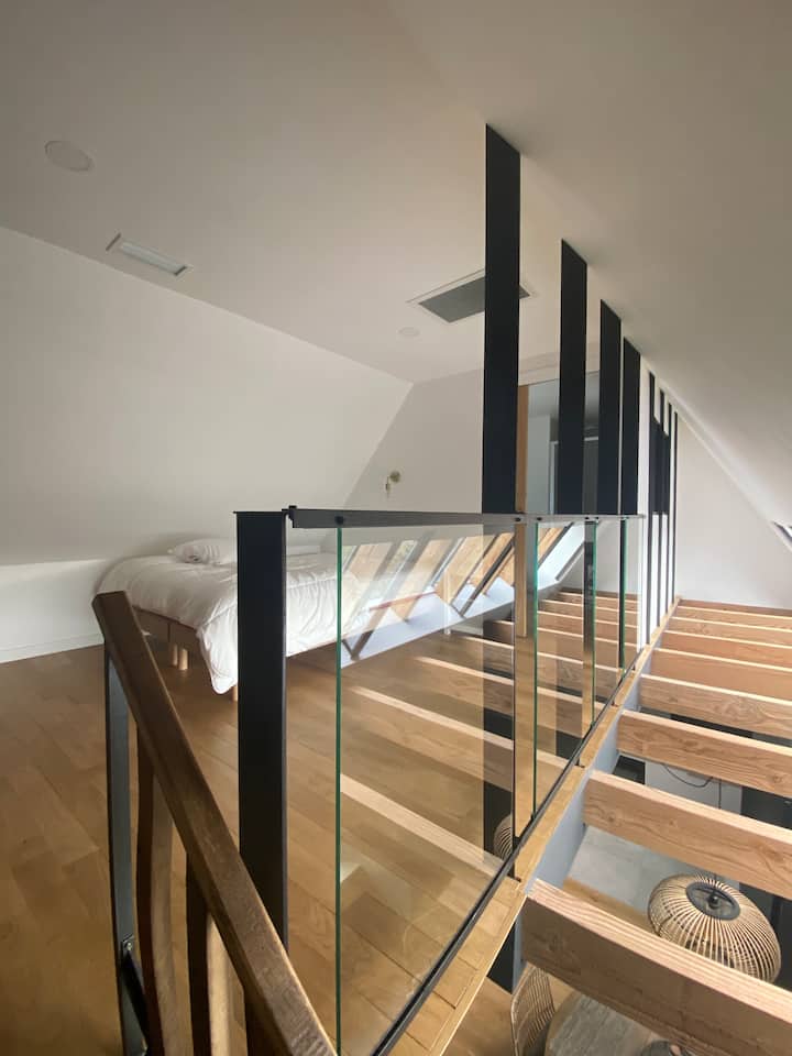 Спална соба на мезанинот со кревет 160x200 см, фиокар 