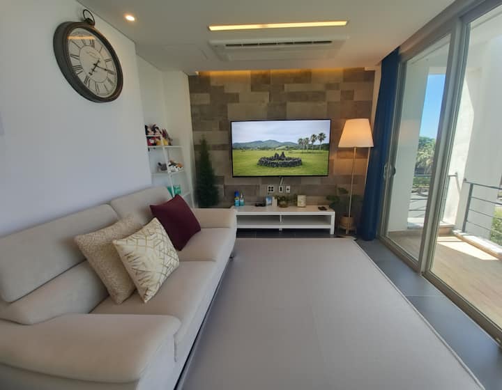 Ocean View & Cedar Bath – Family Healing - Jeju