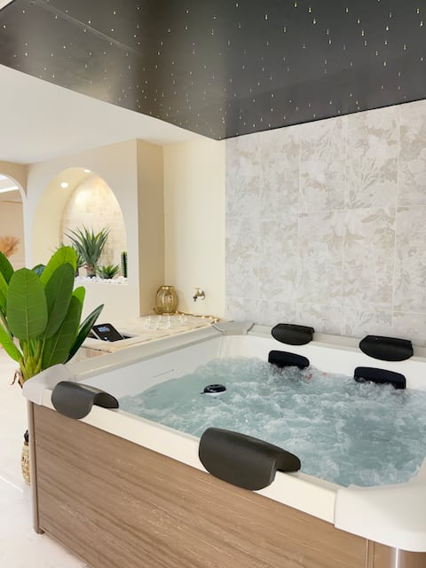 Romantic Jacuzzi & Movie Suite - Casacocoonspa