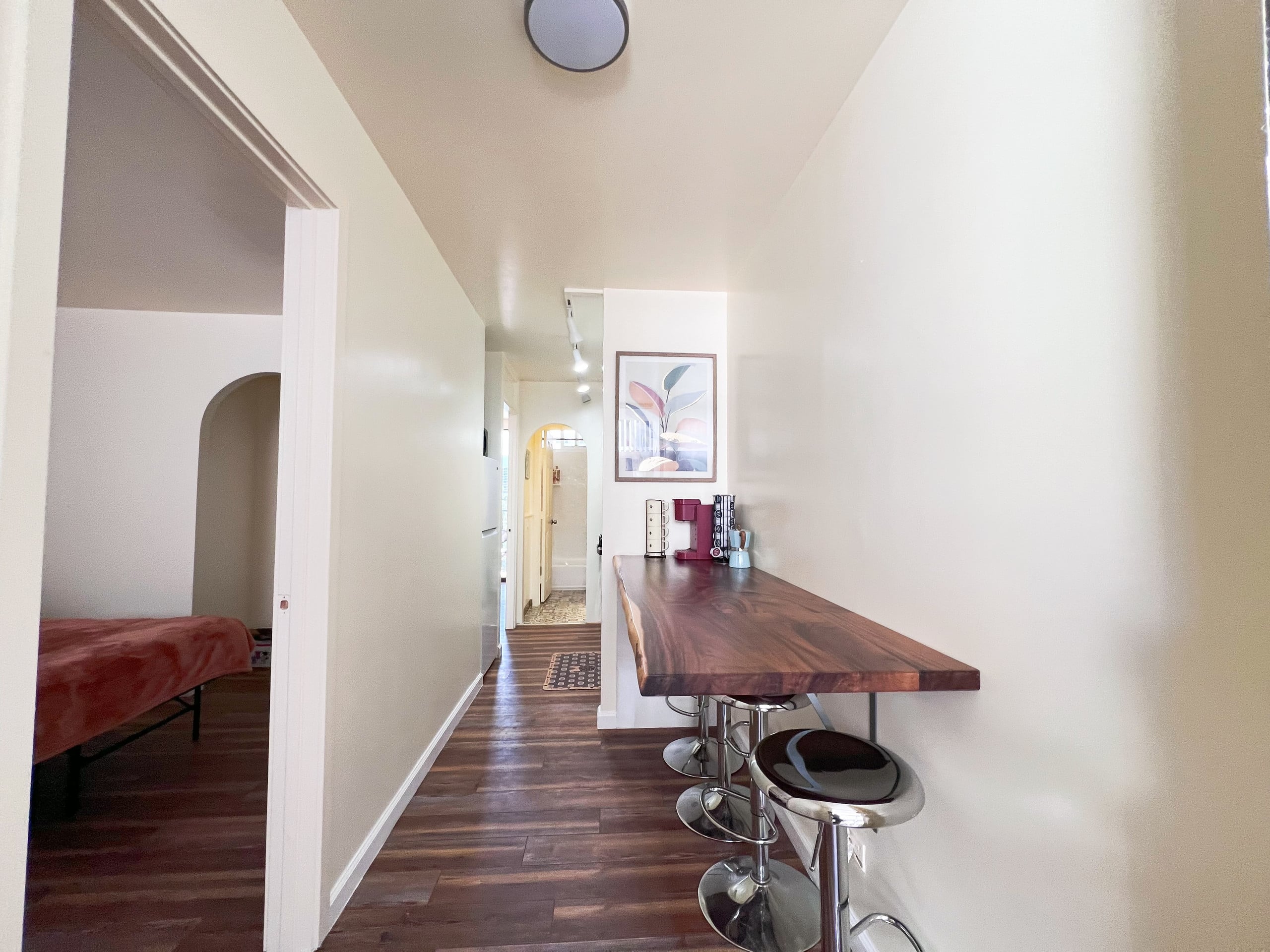 Newly renovated 2b/1b in Waikīkī-Free parking - Photo 8