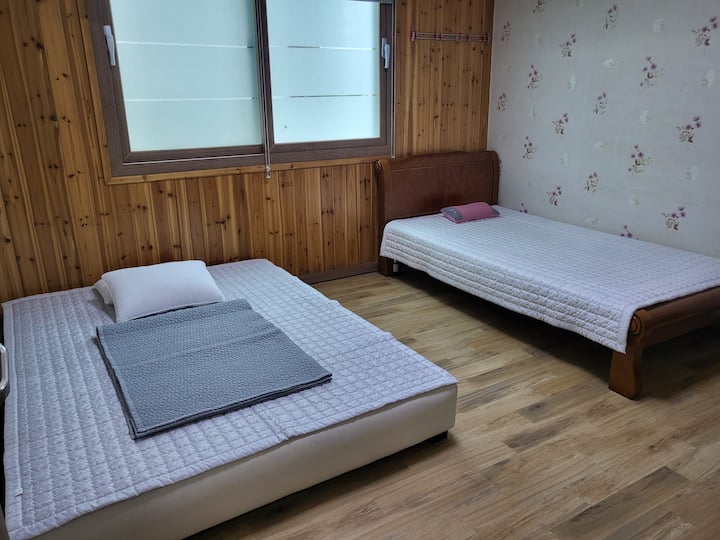 1 cama para niños
1 colchón antivuelco individual 