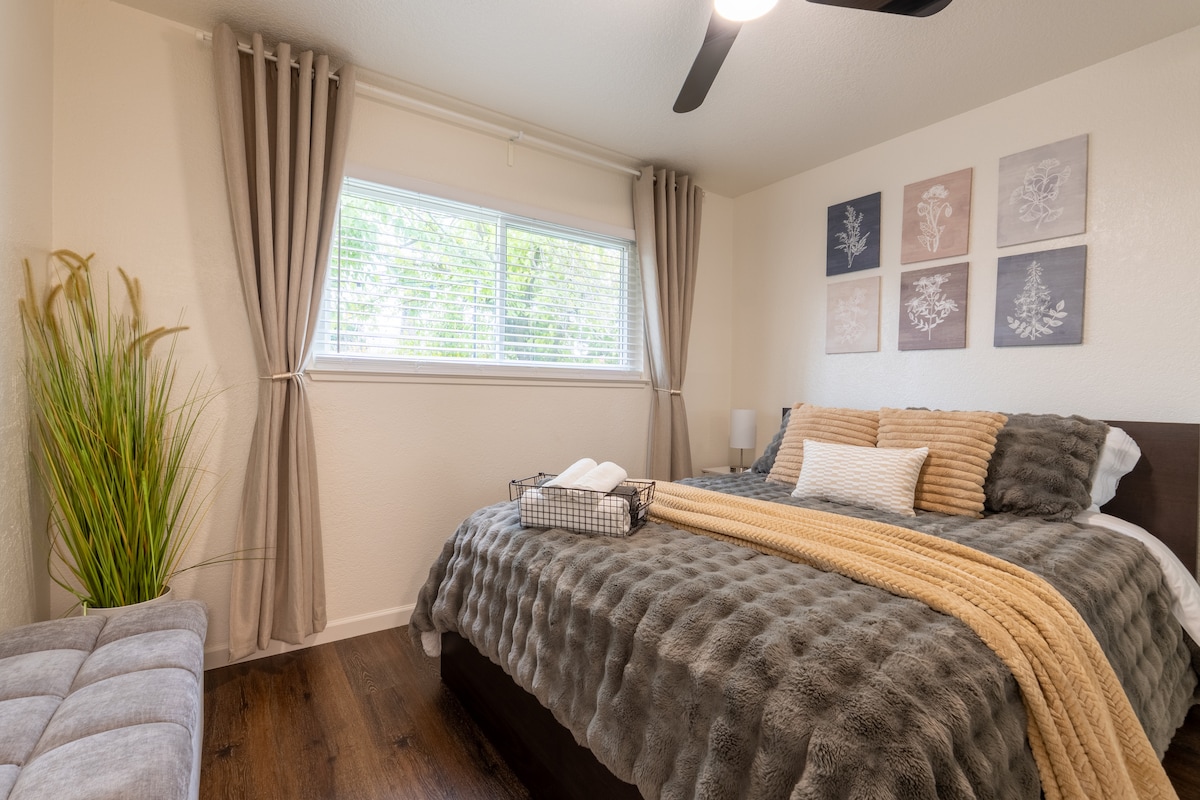 Útulná a príjemná spálňa s pohodlnou posteľou, čistou posteľnou bielizňou a teplými prikrývkami na chladnejšie noci. Jemné textúry, neutrálne tóny a prirodzené svetlo vytvárajú pokojný priestor určený na relaxáciu a pokojný pobyt po celý rok.