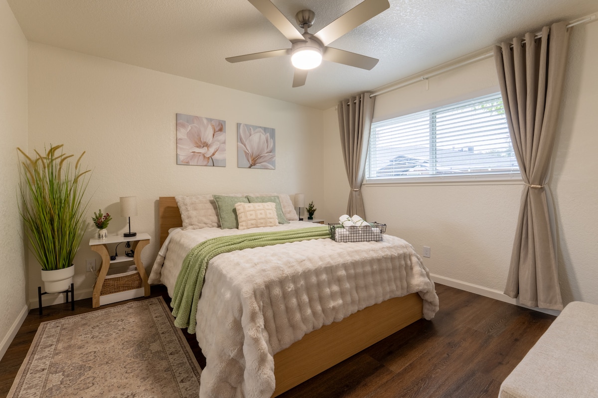 Pohodlná spálňa s útulnou posteľou, čistou posteľnou bielizňou a mäkkými prikrývkami na chladnejšie večery. Svetlý priestor, teplá drevená podlaha a premyslené detaily vytvárajú pokojnú a relaxačnú atmosféru pre pokojný pobyt v každom ročnom období.