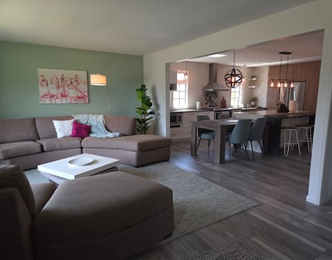 3 Brd 1 Bath, Gorgeous, 2 Living Rooms, Game Room