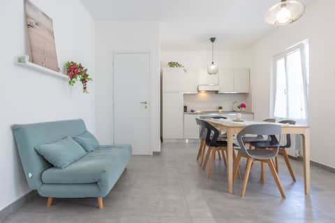 3BR Apt 50m Beach, Ensuite Baths + Parking