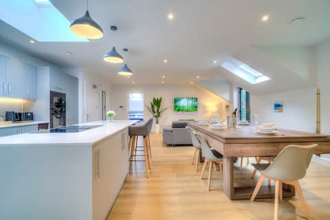 Penthouse | Free Parking | 1-Min to Shop/Transport