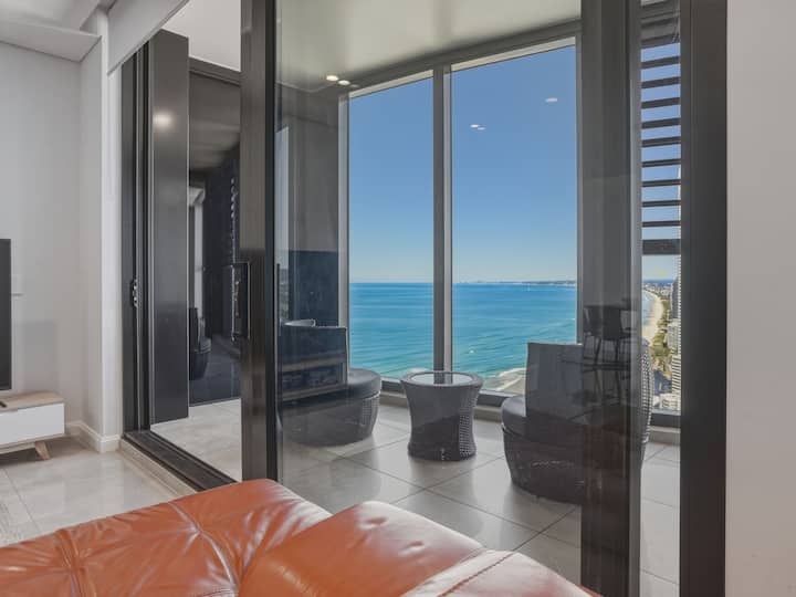 Coastal Horizon: Spectacular Oceancityskyline View - Surfers Paradise