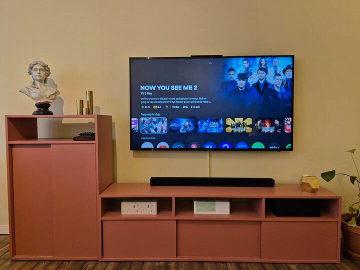 Chromecast me Google TV.  Shiko seriale dhe filma për një mbrëmje të qetë në shtëpi, ose dëgjo muzikë nga një altoparlant me cilësi të mirë. Chromecast është i disponueshëm në Spotify/Apple Music, kështu që të gjithë në Wi-Fi mund të luajnë drejtpërdrejt nga telefoni i tyre