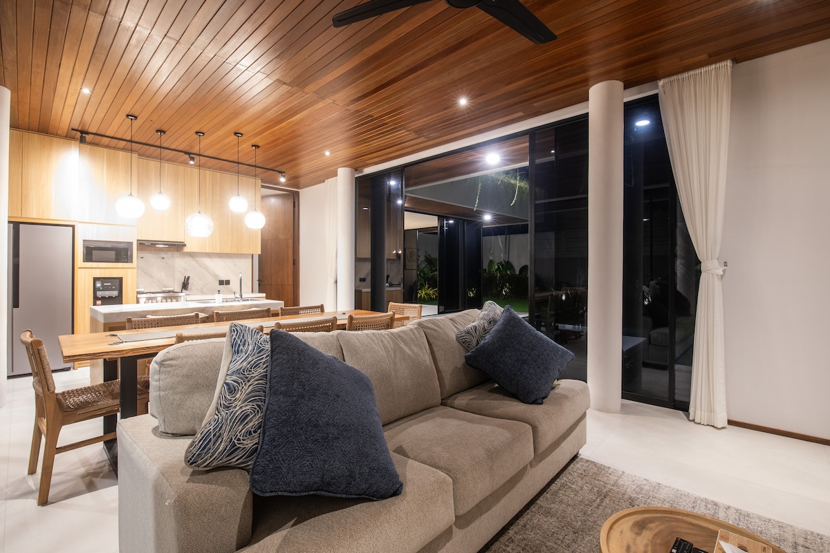 Home in Kediri · 4 bedrooms · 4 beds · 4 private baths, Airbnb karşılaştırması
