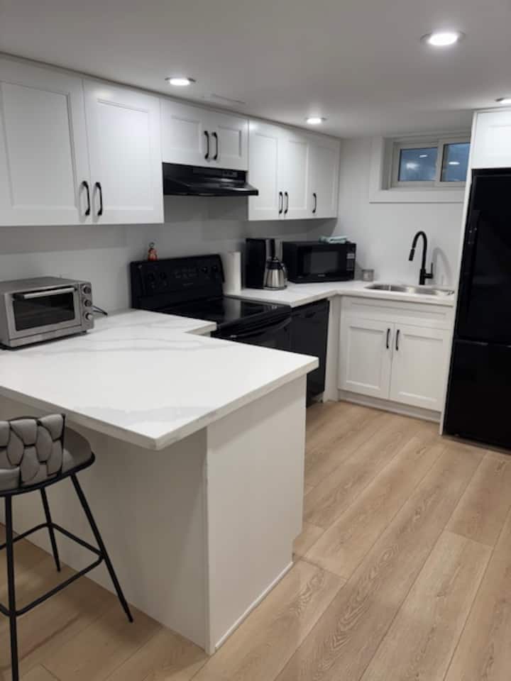 Modern Updated Apartment Called Home With Parking. - Kitchener