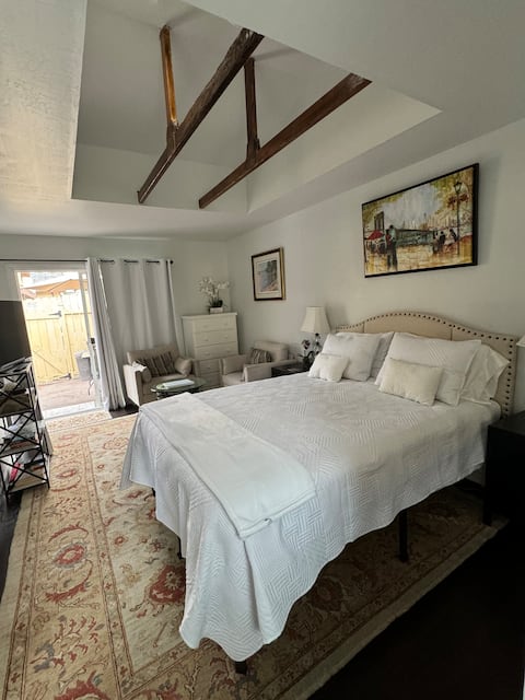 Fabulous Studio/Suite W Private entrance and Patio