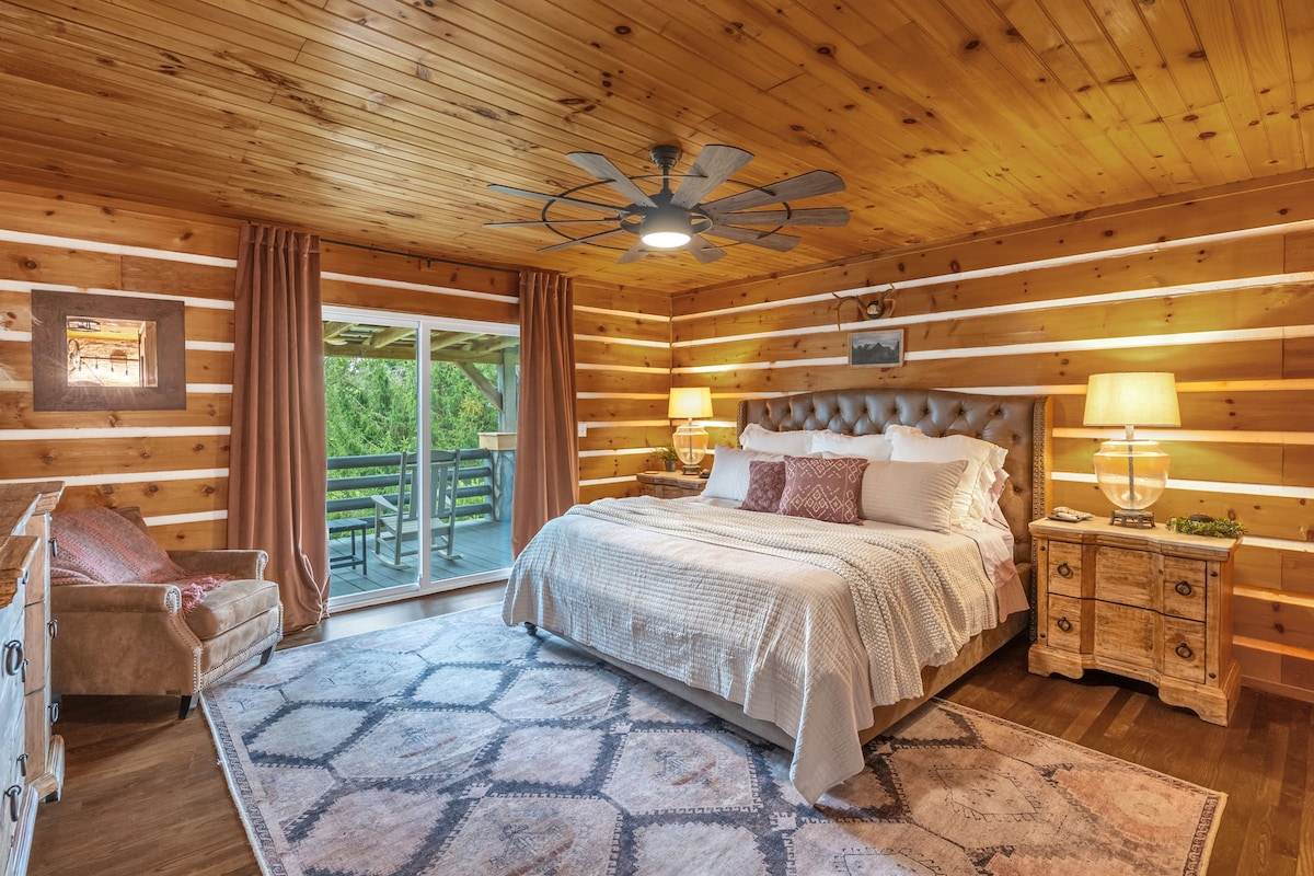 ห้องนอนชั้นบนมีเตียงคิงไซส์ ตู้เสื้อผ้า และตู้เก็บของ
