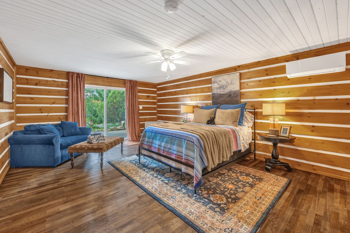 ห้องนอนชั้นล่างมีเตียงควีนไซส์ ห้องน้ำในตัว ตู้เสื้อผ้า และตู้เก็บของ
เก้าอี้ครึ่งตัวพับออกเป็นเตียงแฝดที่สามารถรองรับเด็กได้