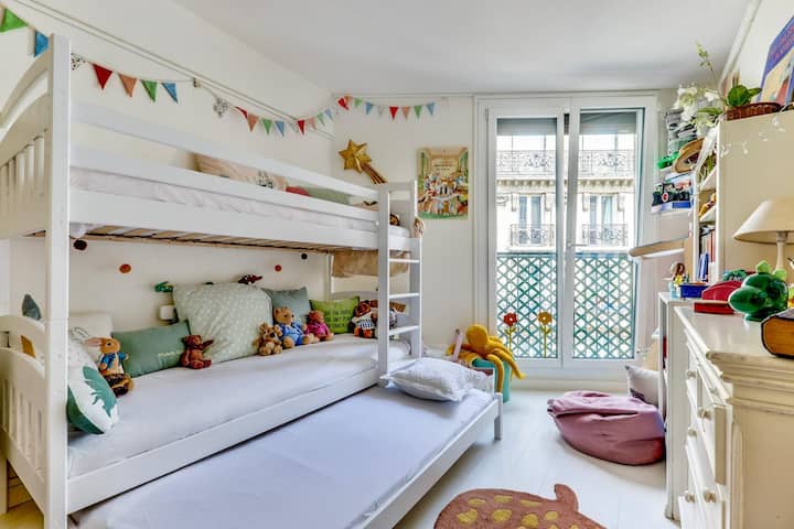 Chambre avec 2 lit 80×200 en lit superposés 
et un 3ème couchage pour enfant avec matelas 80×180 dans un lit tiroir 