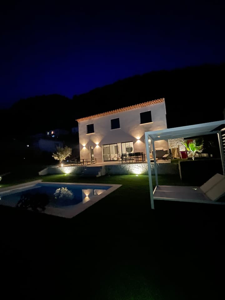 Villa Avec Vue Exceptionnelle Proche De Nice - La Turbie