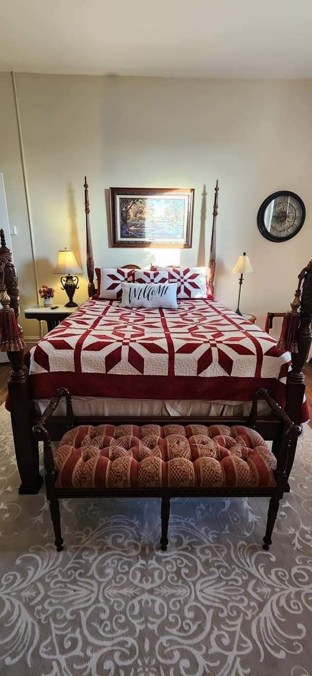 queensize bed in de slaapkamer naast de woonkamer