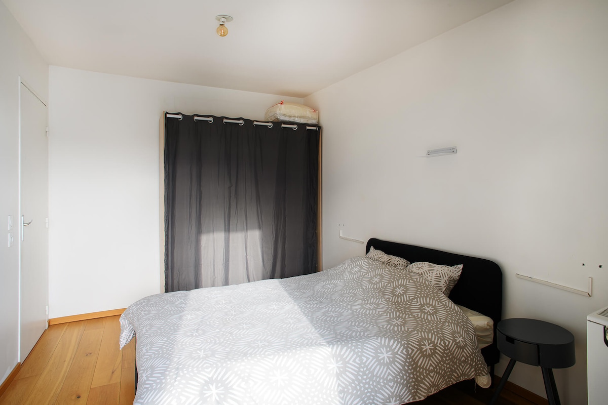 Tichá a svetlá spálňa s pohodlnou posteľou, diskrétnym úložným priestorom a zatemňovacími závesmi. Relaxačný priestor, ideálny na pokojné noci po dni strávenom objavovaním Lyonu.