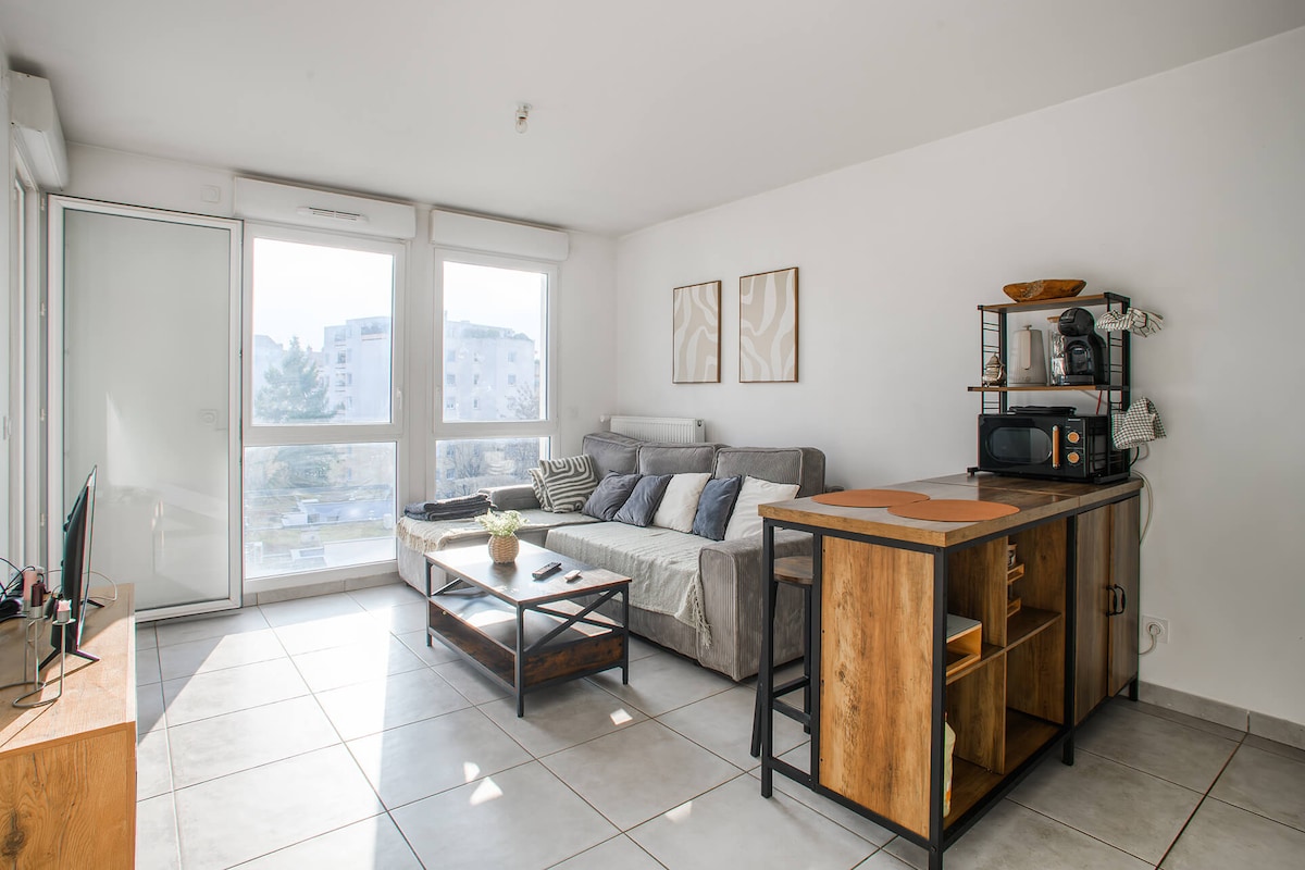 Svetlá a moderná obývacia izba s pohodlnou pohovkou, praktickým jedálenským kútom a elegantným dekorom. Priateľský priestor na oddych po dni strávenom v Lyone, ideálny na to, aby ste sa cítili ako doma.