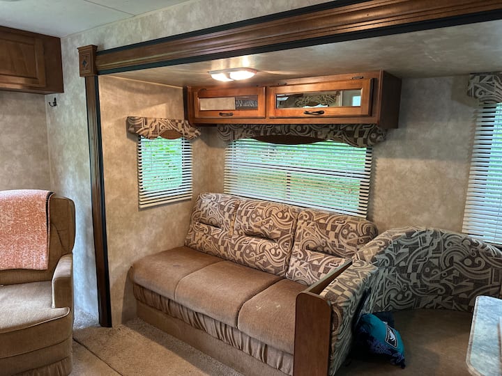 ¡Esta cama es muy corta! ¡Para dos niños pequeños! 