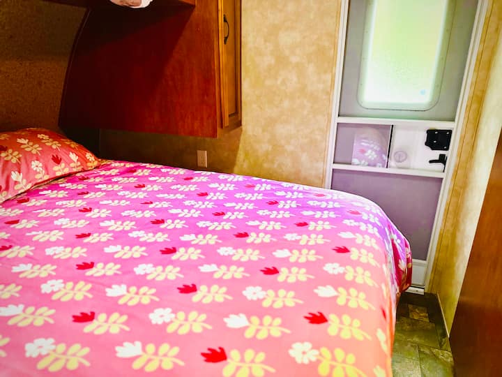 Cama queen en el área privada.  Tiene una puerta corredera. 