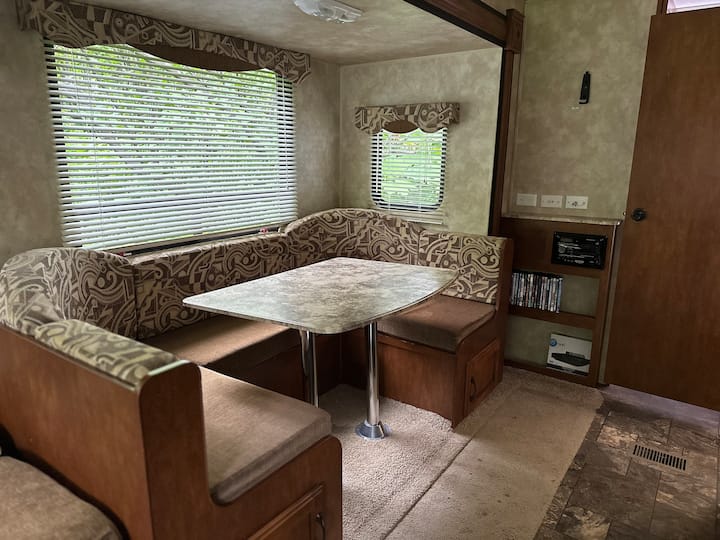 Cama doble. Ropa de cama. Almohadas. ¡Edredón incluido! En el almacenamiento del lado derecho debajo de los asientos. 