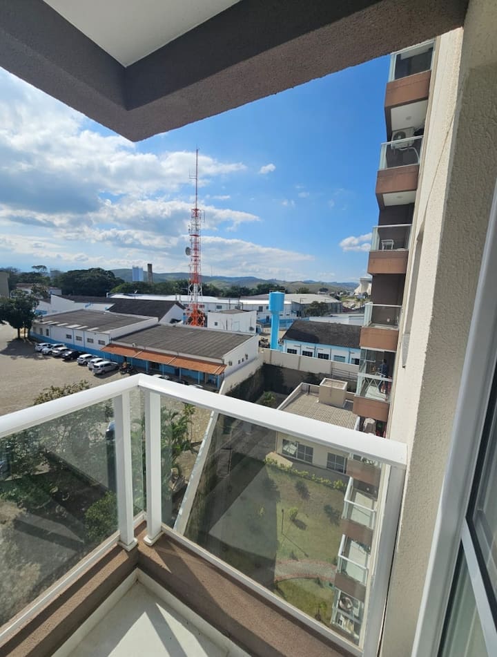 Ბინის აივანი, რომელიც მიმართულია Canção Nova ‑ სთან. 